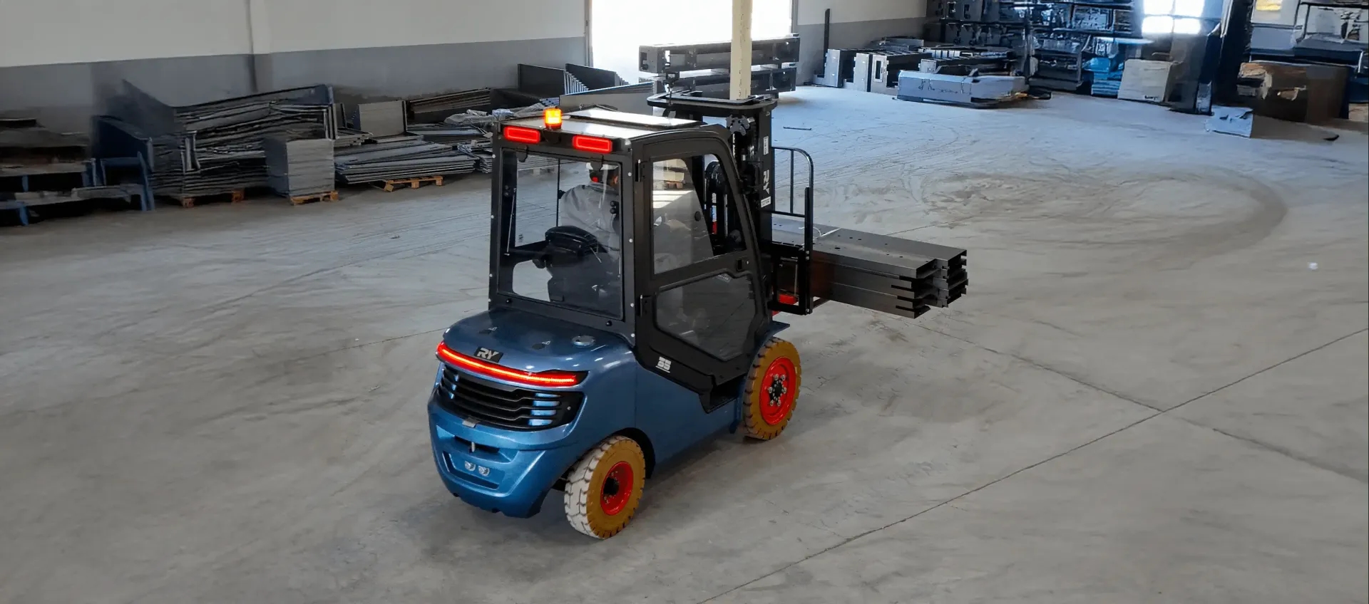 Forklift Çeşitleri: Güç Kaynağı, Tasarım, Tonaj ve Lastik Seçimi Rehberi